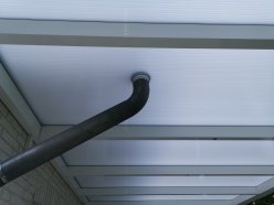 Ausschnitt für Regenfallrohr