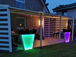 mit Sichtschutz + LED-Säulen (Abend)