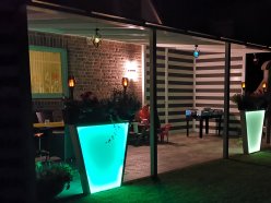 mit Sichtschutz + LED-Säulen (Nacht)
