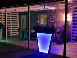 mit Sichtschutz + LED-Säulen (Nacht)